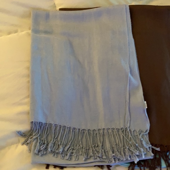 Five (5) Pashminas - Picture 4 of 6